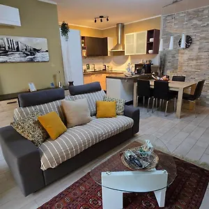 Apartamento Prime - Large Independent Apartment, Air Conditioning, 2 Bathrooms, 2 Free Covered Parking Spaces, No Restricted Traffic Zone, Train Station 100m, Theatre 150m, Historic Centre